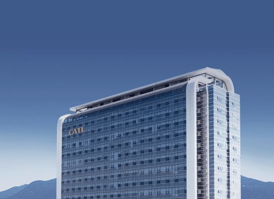 宁德时代，全名为宁德时代新能源科技股份有限公司，是一家在我国动力电池和储能领域领先的企业。其主要产品包括动力电池、储能系统的产品及服务，专注于新能源汽车动力电池系统、储能系统的研发、生产和销售。宁德时代拥有先进的动力电池技术，为全球多家知名的新能源汽车厂商提供产品和服务。此外，宁德时代也在电池回收和循环利用领域进行布局，以实现绿色和可持续发展。