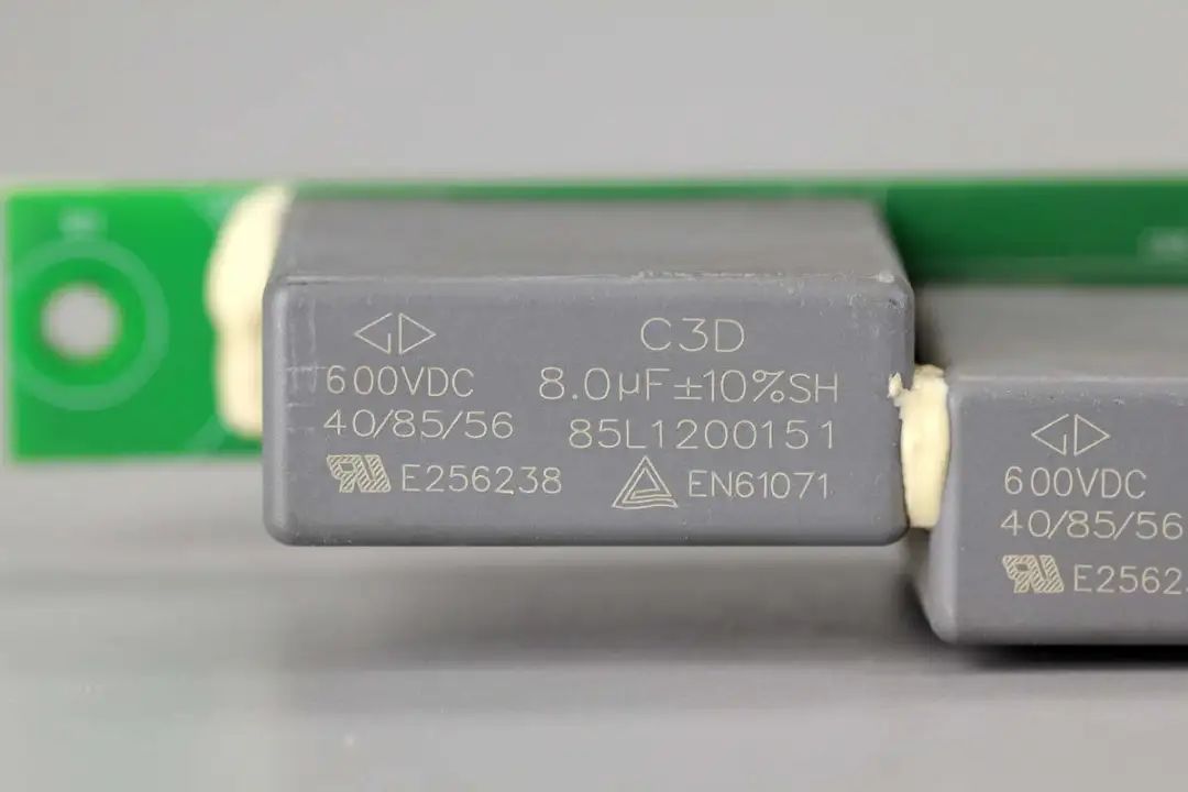 英可瑞是一家在智能充电系统领域具有较强影响力的公司。其主要产品包括电动汽车充电电源系统、充电站运营管理系统以及新能源汽车充电基础设施配套产品等。此外，英可瑞还致力于提供新能源汽车充电基础设施的整体解决方案，包括投资、规划、建设、管理和运营等各个方面。该公司已经成功地为许多客户提供了优质的服务，并获得了良好的口碑。