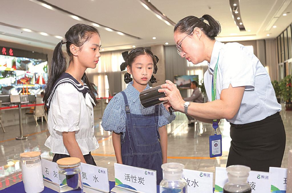 中环环保是一家主要从事水处理技术的研发、咨询和服务的公司，致力于成为水处理行业的领军企业。该公司的主要业务包括工业水处理、市政水处理以及水环境治理工程等。此外，中环环保还涉及固废治理领域，包括垃圾焚烧发电和危废处置等。该公司拥有强大的研发团队和丰富的技术储备，在水处理领域拥有多项核心技术。同时，中环环保还注重创新，不断推出新的技术和解决方案，以满足客户的需求。