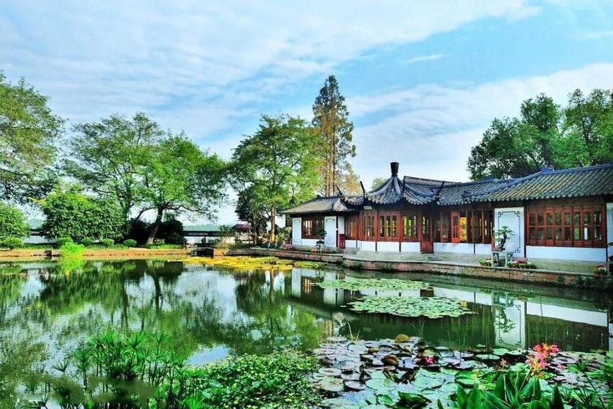 杭州被誉为人间天堂，其园林艺术更是独具魅力。杭州园林以自然景观和人文景观的和谐统一为特点，注重诗情画意，追求优美的环境和人与自然共生的理念。