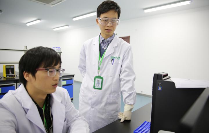 万通智控是一家专注于汽车智能化及智能网联技术的公司，致力于提升汽车智能化水平，为整车制造厂商提供配套产品和服务。以下是关于万通智控的详细介绍