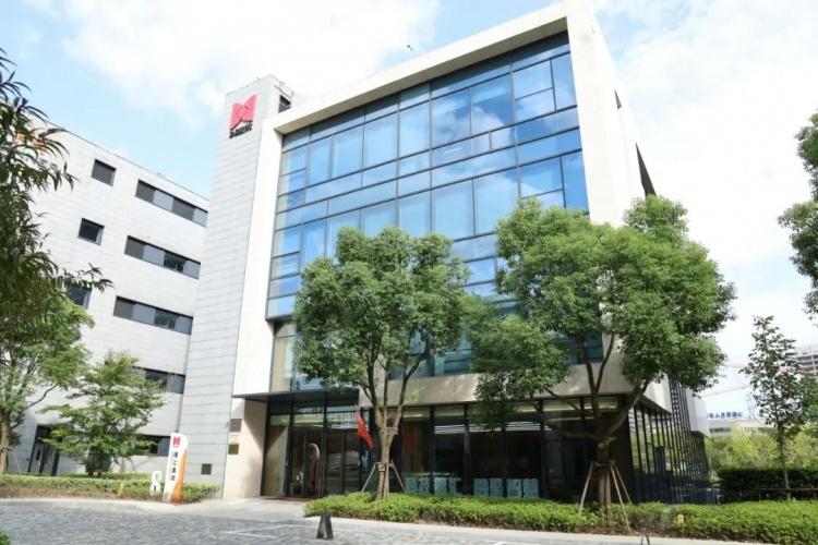 久吾高科是一家专业从事陶瓷膜等分离材料的研发、制造、销售和技术服务的高新技术企业。该公司致力于解决工业水处理难题，主要产品包括陶瓷膜、陶瓷膜分离成套设备以及与之相关的系统解决方案。久吾高科的产品广泛应用于化工、食品饮料、环保水处理等领域，尤其在含油废水处理方面有着显著的应用效果。此外，久吾高科还致力于为客户量身定制专业的技术解决方案，提供从咨询、研发到生产、运营等全流程服务。
