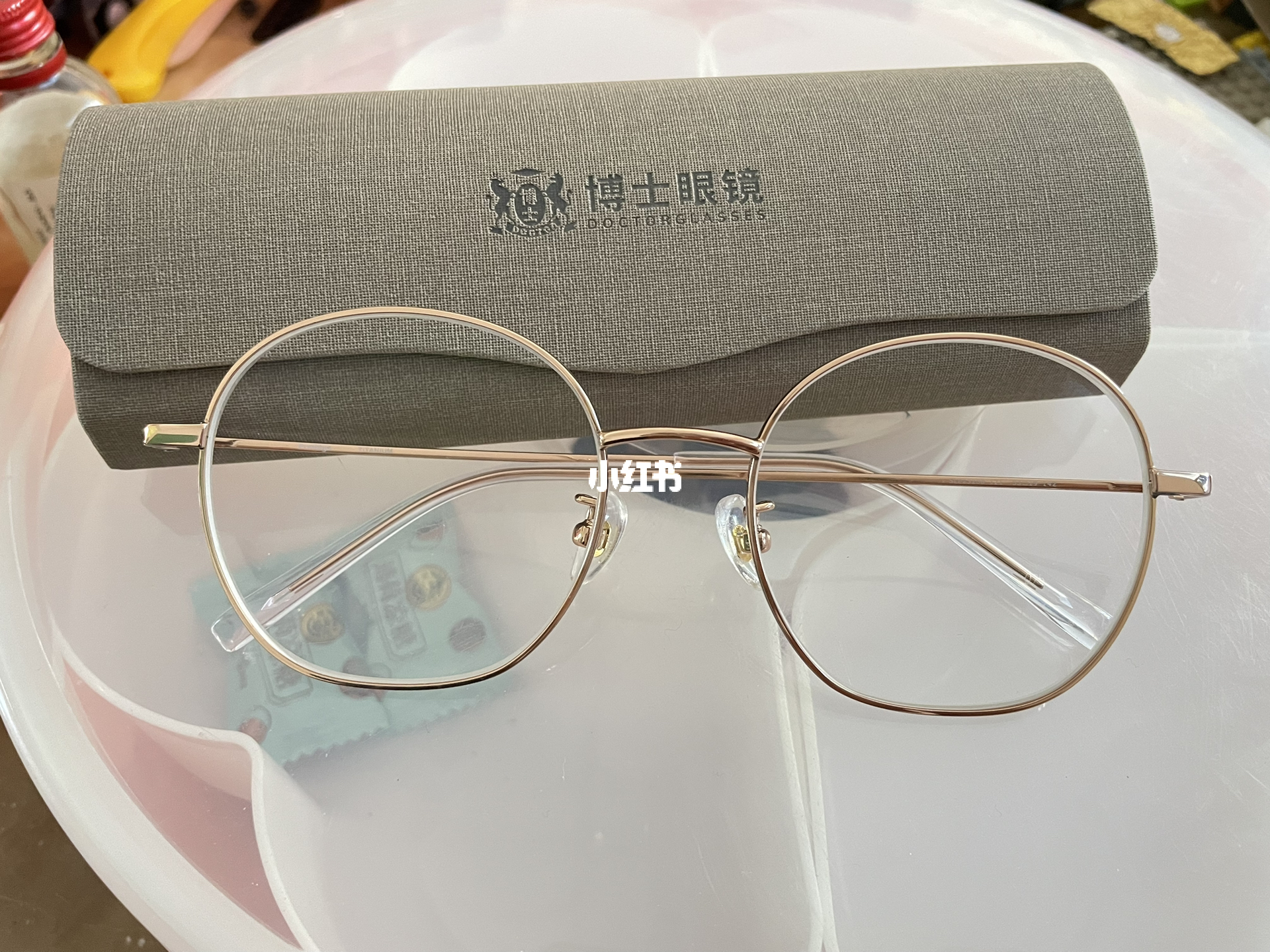 关于博士眼镜，存在多种解释和说法。以下是关于博士眼镜的一些常见信息