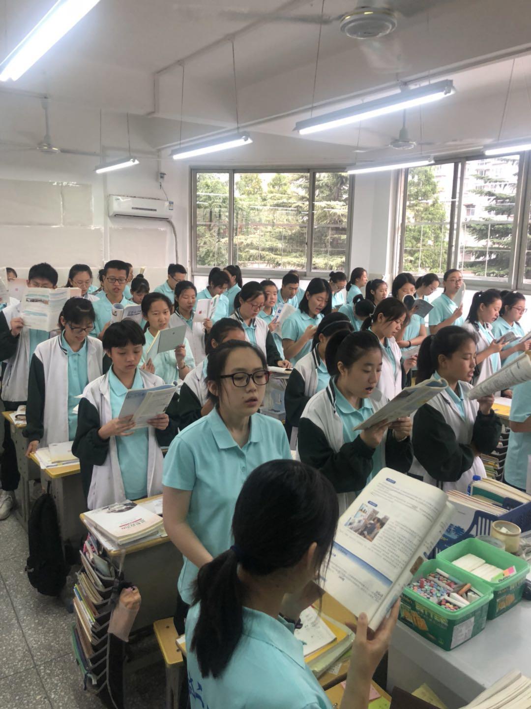 晨化股份是一家主要从事以聚氨酯醚为主的聚氨酯新材料产品的研发、生产和销售的民营企业。该公司的主要产品包括水性聚氨酯树脂及特种添加剂系列产品等。晨化股份的产品广泛应用于涂料、胶黏剂、日化、水性油墨等领域。该公司致力于为客户提供优质的产品和服务，并努力推动聚氨酯新材料行业的发展。