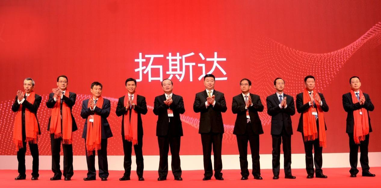 拓斯达（TOSTOWA）是一家专注于工业智能装备研发、制造的公司，主要产品包括数控机床、工业机器人等智能装备。以下是关于拓斯达的一些详细介绍
