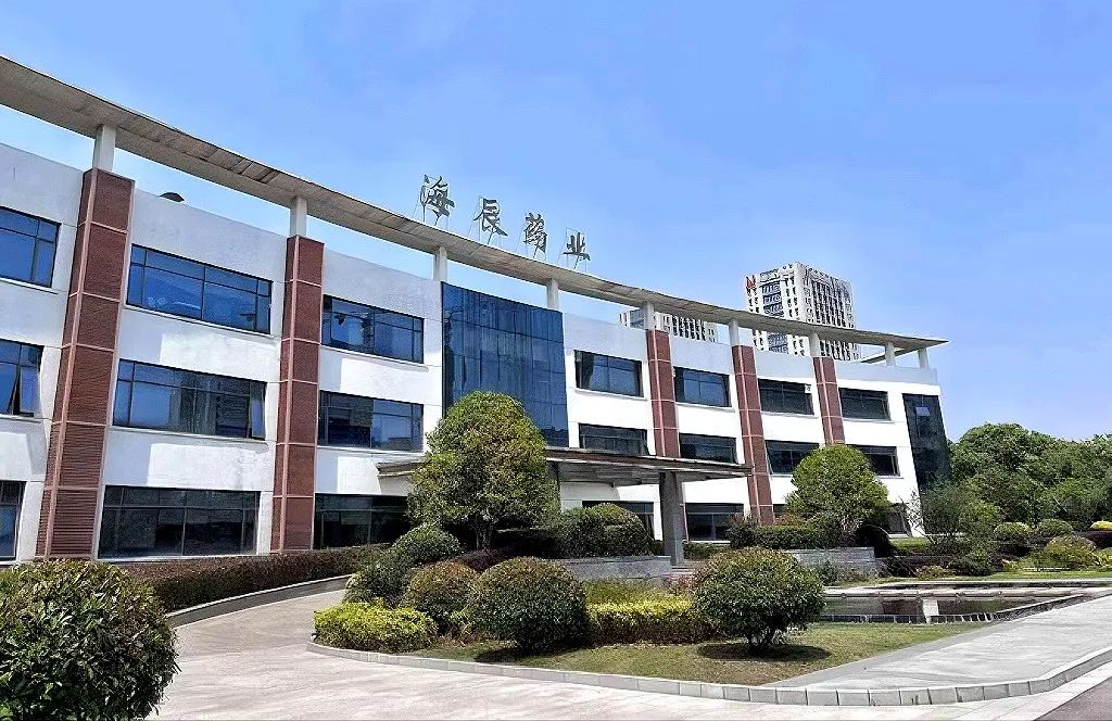 海辰药业是一家主要从事药品研发、生产和销售的综合性制药企业。其主要产品涵盖了化学原料药及制剂、中药及健康产品等领域。海辰药业致力于不断引进新技术和研发新产品，以提高药品质量和疗效，满足患者的需求。同时，该公司也注重环境保护和可持续发展，努力降低生产过程中的环境污染和资源消耗。