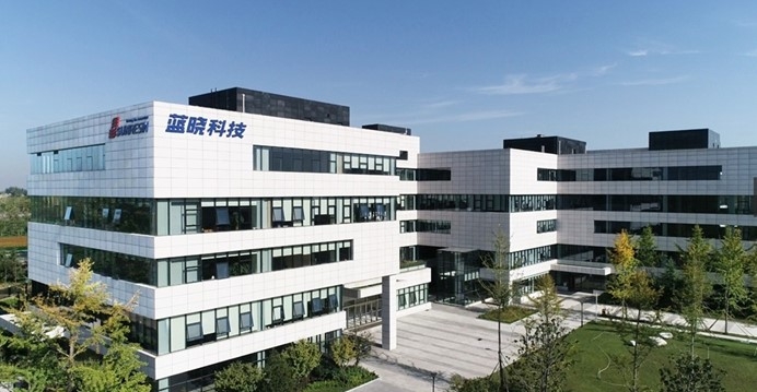 蓝晓科技是一家主要从事吸附分离材料研发、生产和销售的公司，主要产品包括高性能的吸附分离材料系列产品以及配套装置。该公司致力于解决环保、资源综合利用和工业原料分离提纯等领域的难题，为客户提供专业的产品和服务。此外，蓝晓科技还专注于高性能吸附材料的研发创新，致力于提高产品的性能和质量，以满足不同领域的需求。