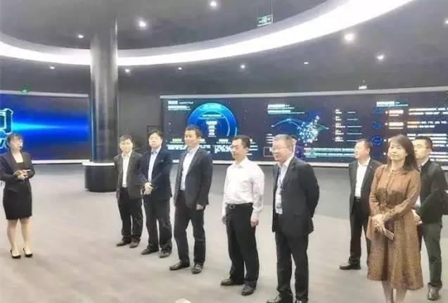 杭州高新是杭州高新开发区的一个简称。杭州高新开发区位于浙江省杭州市西北部，成立于上世纪九十年代初，是中国首批国家级高新技术产业开发区之一。该开发区地理位置优越，紧邻杭州城市中心区域，交通便捷。经过多年的发展，杭州高新开发区已经成为一个以高新技术产业为主导的现代化产业园区，涵盖了电子信息、生物医药、新能源、先进装备制造等众多领域。同时，该区域也是杭州市经济的重要增长极之一，对于推动当地经济社会发展起到了重要作用。
