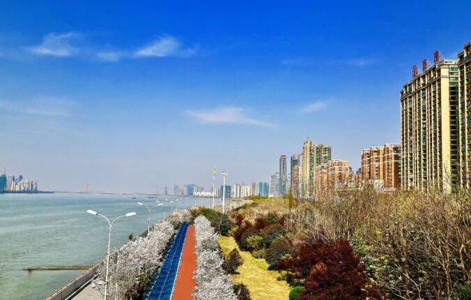 杭州高新是杭州高新开发区的一个简称。杭州高新开发区位于浙江省杭州市西北部，成立于上世纪九十年代初，是中国首批国家级高新技术产业开发区之一。该开发区地理位置优越，紧邻杭州城市中心区域，交通便捷。经过多年的发展，杭州高新开发区已经成为一个以高新技术产业为主导的现代化产业园区，涵盖了电子信息、生物医药、新能源、先进装备制造等众多领域。同时，该区域也是杭州市经济的重要增长极之一，对于推动当地经济社会发展起到了重要作用。