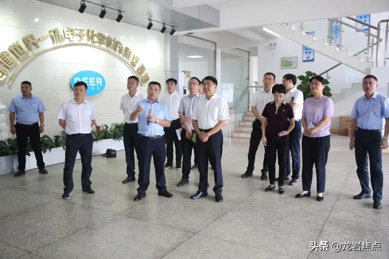 德尔股份是一家主要从事汽车零部件的研发、生产和销售的公司，主要产品包括汽车内饰零部件、汽车外饰零部件等。该公司致力于为客户提供高品质的汽车零部件产品和服务，通过与国内外汽车制造商的合作，不断推动汽车产业的发展和创新。此外，德尔股份也积极探索新的技术和产品，以适应汽车行业的不断变化和发展趋势。