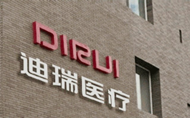 迪瑞医疗全称为长春迪瑞医疗科技股份有限公司，成立于1994年，是一家主要从事医疗检验仪器及配套产品的研发、生产和销售的公司。其主要产品包括尿液分析流水线、尿液分析仪及试剂、生化分析仪及试剂等。该公司致力于提供全面的实验室诊断解决方案，集研发、生产和服务为一体，拥有完整的研发体系和强大的技术创新能力。此外，迪瑞医疗在经营过程中始终坚守诚信原则，致力于为用户提供优质的产品和服务。