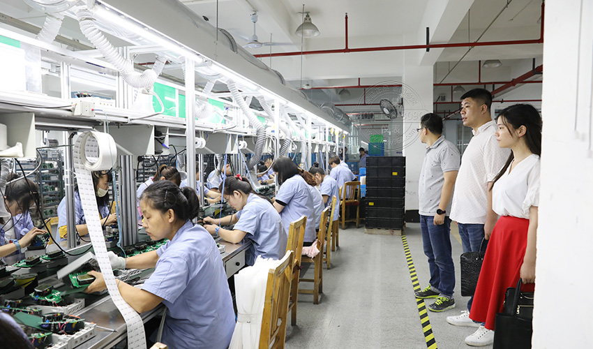 炬华科技是一家专注于能源计量与采集应用技术的公司，其主要产品和服务包括智能电表及解决方案、物联网模块以及智能水表等。该公司致力于提供先进的能源计量技术和解决方案，以满足不断发展的能源行业的需求。