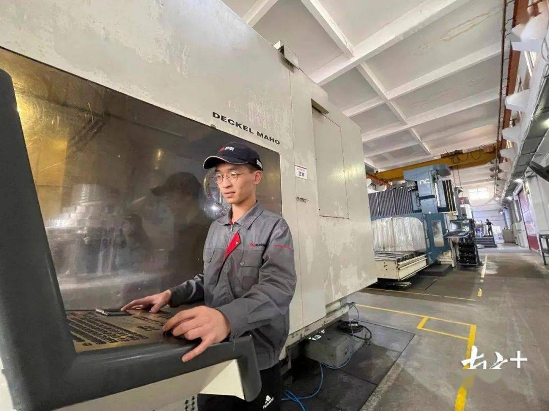 金明精机是一家主营塑料包装材料制造业务的公司，成立于上世纪九十年代，经过多年发展，已经具备了较强的塑料包装材料生产能力。以下是关于金明精机的详细介绍