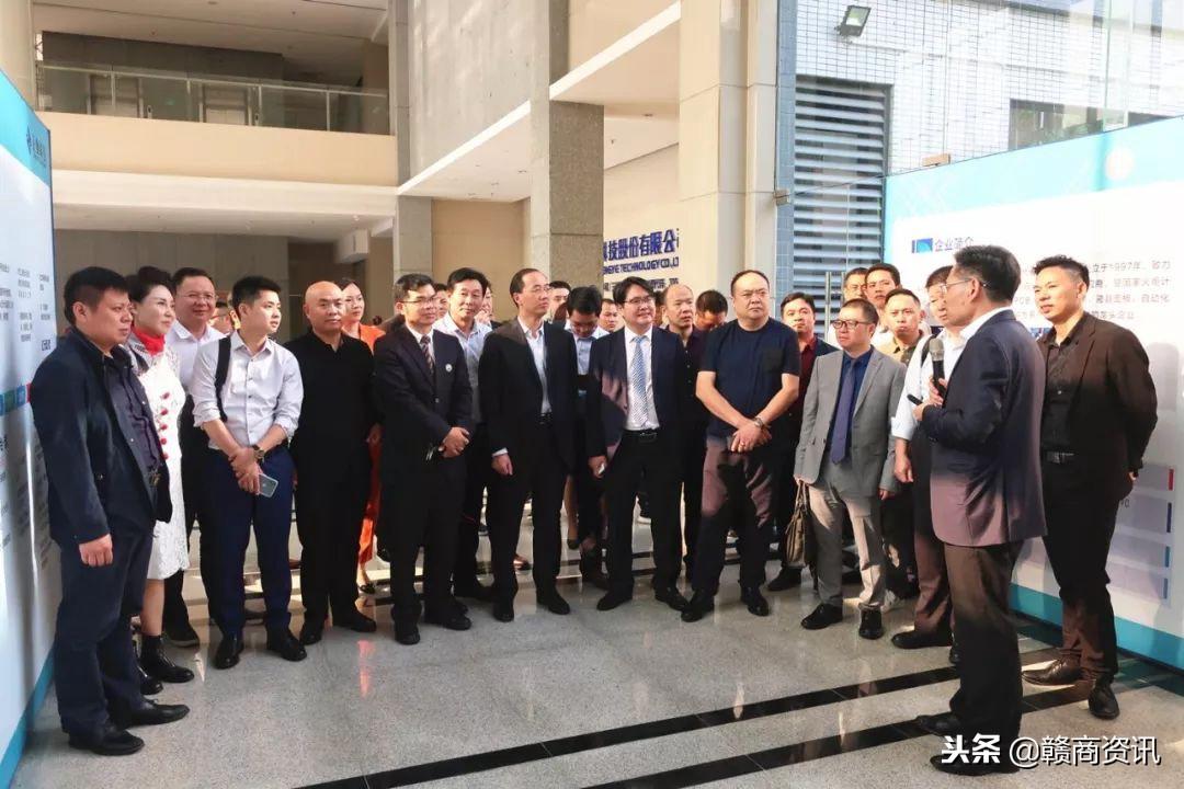 鸿利智汇是一家专注于LED产业生态链的公司，涵盖了上游芯片及器件、中游封装及下游应用产品等一站式服务。该公司致力于为客户提供全方位的解决方案，包括LED照明、显示及应用产品的研发、生产和销售等。此外，鸿利智汇还积极探索新技术和新应用，推动LED产业的持续创新和发展。