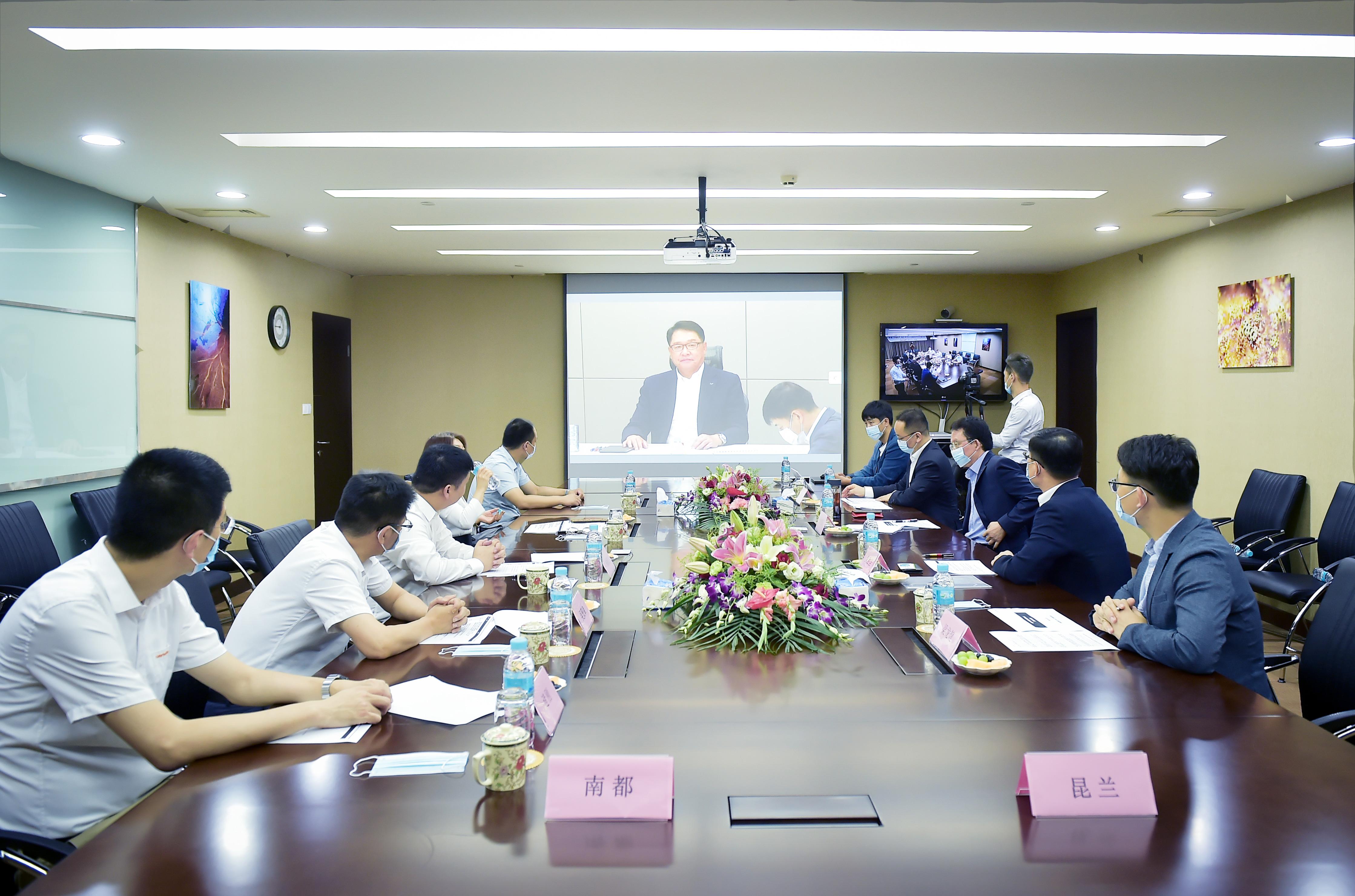 南都电源是一家从事储能电池研发、生产和销售的公司，其主要产品包括锂离子电池及系统、铅蓄电池及系统、燃料电池及铅、锂资源再生产品的研发和生产等。该公司致力于提供安全可靠的储能电源解决方案，在新能源领域如储能电站、数据中心等领域有着广泛的应用。此外，南都电源还参与了多项国家级重点项目的建设和研发工作，如国家重点研发计划等。