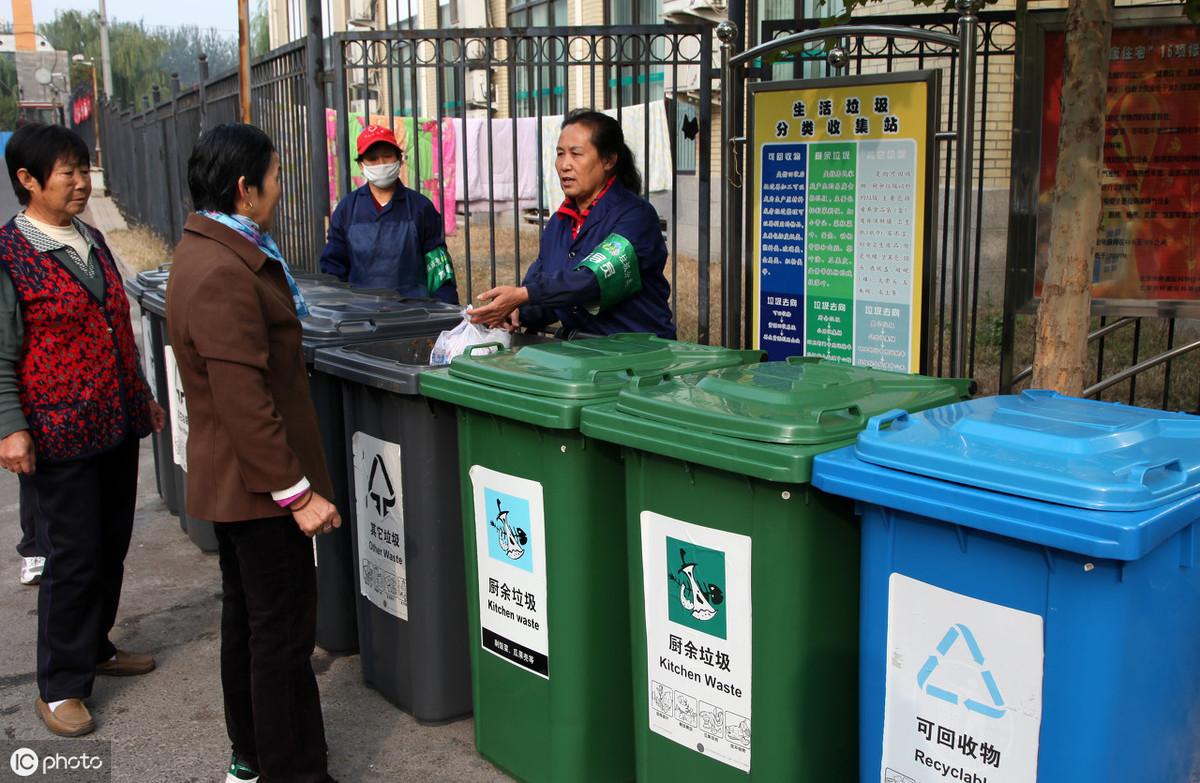 南都电源是一家从事储能电池研发、生产和销售的公司，其主要产品包括锂离子电池及系统、铅蓄电池及系统、燃料电池及铅、锂资源再生产品的研发和生产等。该公司致力于提供安全可靠的储能电源解决方案，在新能源领域如储能电站、数据中心等领域有着广泛的应用。此外，南都电源还参与了多项国家级重点项目的建设和研发工作，如国家重点研发计划等。