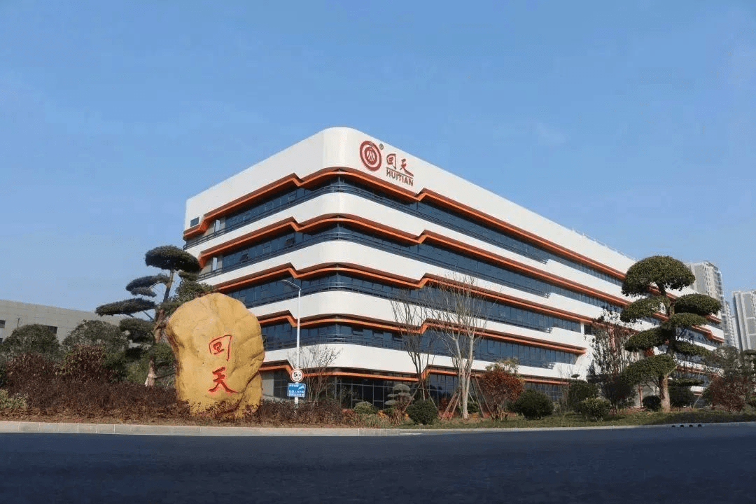 回天新材是一家在胶粘新材料领域拥有自主研发能力和核心技术的高新技术企业。其主要产品包括高性能有机硅胶粘剂及密封胶、聚氨酯胶等，广泛应用于新能源、汽车部件等领域。该公司拥有强大的研发团队和先进的生产工艺，致力于为客户提供优质的产品和服务。此外，回天新材还积极拓展市场，不断推出符合市场需求的新产品，以满足客户的多样化需求。