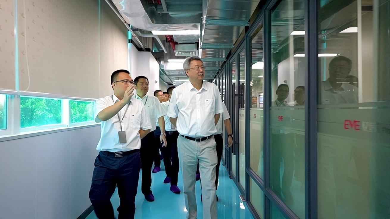 亿纬锂能是一家成立于2001年的企业，总部位于中国广东省惠州市。该公司主要致力于锂电池的研发、生产和销售，产品广泛应用于物联网和消费类电子产品等领域。以下是关于亿纬锂能的详细介绍