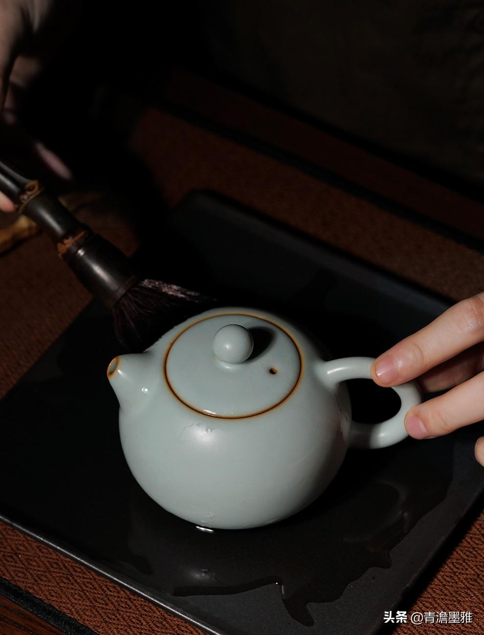 壶化股份是一家在民爆器材领域具有较强影响力的公司，其业务涵盖了工业炸药、工业雷管等产品的生产与销售。以下是关于壶化股份的详细介绍