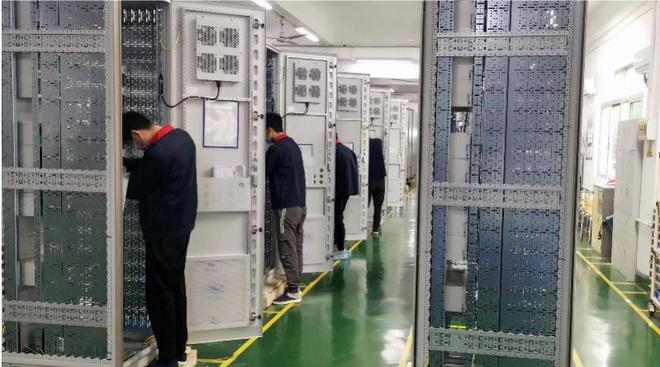 科安达是一家在智能装备制造领域具有较强影响力的企业，特别是在轨道交通和汽车制造领域有着突出的表现。该公司主要从事轨道交通车辆门系统的研发、生产和销售，以及汽车零部件的智能装备研发制造等业务。此外，科安达还涉足智能交通系统领域，致力于提供先进的交通管理和解决方案。