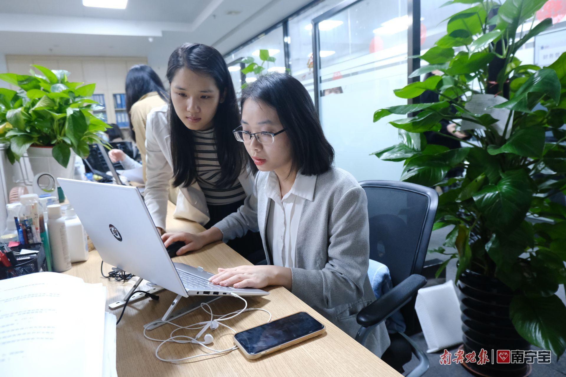 润建股份是一家主要从事新型基础设施建设和运营的公司，致力于为客户提供专业化的建筑服务。该公司的主要产品和服务包括EPC工程服务、智慧城市建设及其他相关产业服务。润建股份的经营范围广泛，涵盖了多个领域的基础设施建设和运营，包括建筑、市政、交通、水利等领域。该公司注重技术创新和研发，拥有多项专利技术和自主知识产权。润建股份在业内拥有较高的知名度和良好的声誉，拥有专业的技术团队和丰富的项目经验，能够为客户提供高质量的建筑服务。此外，润建股份还积极参与社会公益事业，为社会做出积极贡献。