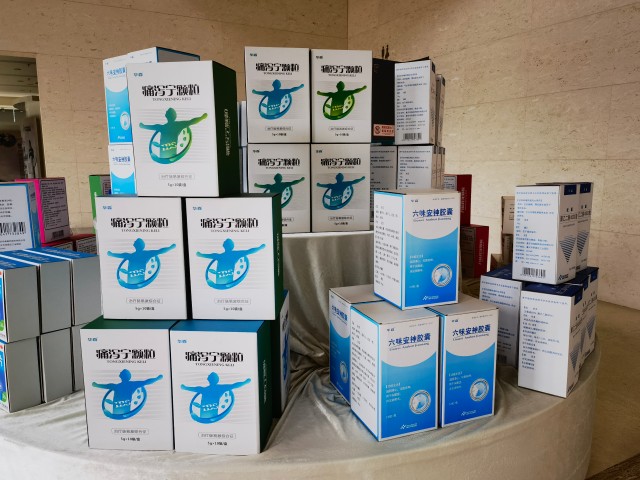 华森制药是一家主要从事药品研发、生产和销售的公司。其主要产品包括包括中成药、化学药和人工牛黄等。该公司秉承矢志良药济世养生的使命，致力于为患者提供疗效确切、质量可靠的产品和服务。其药品涵盖了清热解毒、止咳化痰、补益安神等类别，能够满足不同患者的需求。此外，华森制药还注重研发创新，不断推出新药和新技术，以满足市场的需求和变化。