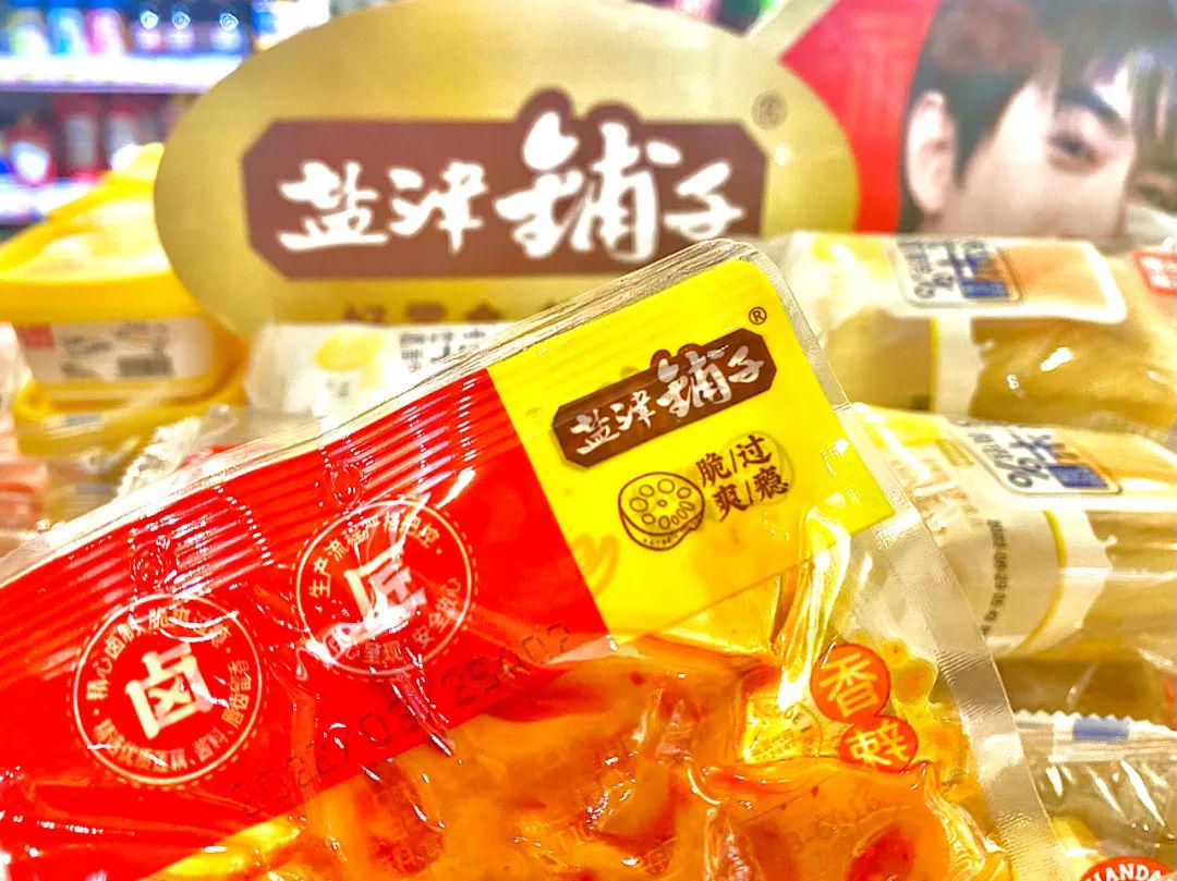 盐津铺子是一家致力于休闲食品研发、生产和销售的企业，总部位于湖南长沙。其主要产品包括风味零食、坚果炒货、烘焙糕点等。盐津铺子注重品质和创新，追求产品的口感和营养价值，致力于为消费者提供健康美味的休闲食品。