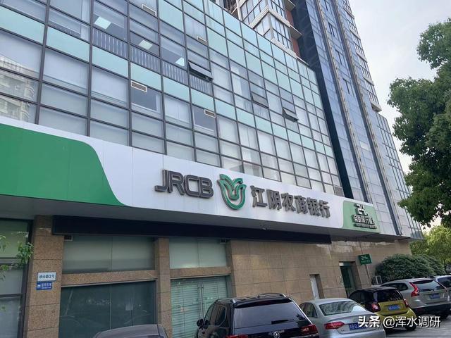 江阴银行是一家地方性股份制商业银行，全称是江苏江阴农村商业银行股份有限公司。该银行在多个领域都有涉足，如吸收公众存款、发放短期、中期和长期贷款等。此外，江阴银行还致力于提供多元化的金融服务，如理财服务、贷款融资等，以满足广大客户的各种需求。