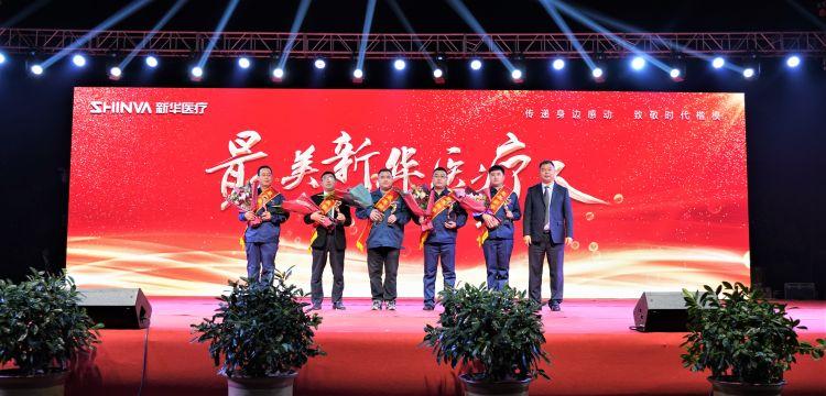 微光股份是一家主要从事化工产品的研发、生产和销售的公司。其主要产品包括特种功能性高分子材料、高分子材料添加剂等。该公司致力于为客户提供高质量的产品和优质的服务，以满足客户的需求。此外，微光股份还注重技术创新和研发，不断提高产品质量和技术水平，以满足市场的不断变化和客户需求的变化。