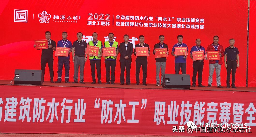 坚朗五金是一家主要从事建筑五金的研发、生产和销售的公司。其主要产品包括门窗五金系统、全屋智能安防系统以及智能门窗技术解决方案等。该公司致力于为客户提供高质量的产品和服务，以满足客户的需求。此外，坚朗五金还致力于技术创新和产品研发，不断推出适应市场需求的新产品，以满足客户的多样化需求。