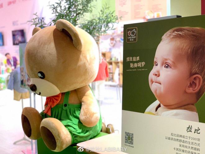 金发拉比指的是金发拉比珠宝股份有限公司，它是国内首屈一指的专业从事时尚饰品设计、研发、生产及销售的公司。该公司致力于为客户提供全方位的时尚饰品解决方案，产品线涵盖发饰、首饰及其他配饰等。其品牌拉比以其独特的设计理念和精湛的工艺赢得了广大消费者的喜爱和认可。此外，金发拉比公司在电商领域也有深入的布局，其线上销售平台为消费者提供了便捷的购物体验。总的来说，金发拉比是一家在珠宝行业有着广泛影响力的公司。