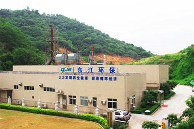 东江环保是一家主要从事环保工程与技术的公司，总部位于广东省东莞市。该公司致力于为客户提供全方位的环境保护解决方案，涵盖了水处理、固废处理、大气治理等多个领域。东江环保在水处理领域拥有丰富的经验和技术实力，能够提供高效、稳定的水处理解决方案，帮助客户实现废水减排和达标排放。此外，东江环保还致力于固废处理和大气治理等领域的研究和实践，积极推广环保技术和设备的应用。