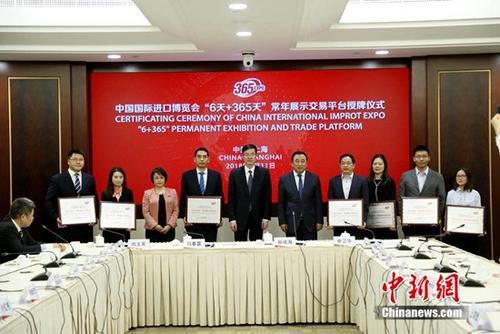 跨境通（Cross-border Commerce）是指通过电子商务平台进行跨境贸易的商业活动。它涵盖了跨境电子商务的各个方面，包括跨境零售、跨境批发、跨境B2B等。通过跨境通，企业可以将产品和服务从一国销售到另一国，实现国际贸易的便利化。