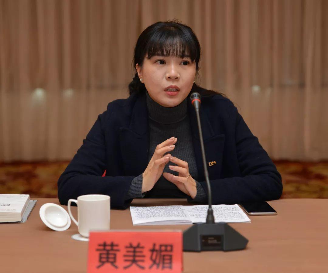 道明光学是一家专注于反光材料研发与生产的企业。其产品包括反光膜、反光布、反光油墨等，广泛应用于交通设施、服饰面料、消防应急等领域。该公司拥有先进的生产设备和技术，致力于为客户提供高质量、高性能的反光材料产品。此外，道明光学还注重研发和创新，不断推出适应市场需求的新产品，以满足不同领域的需求。