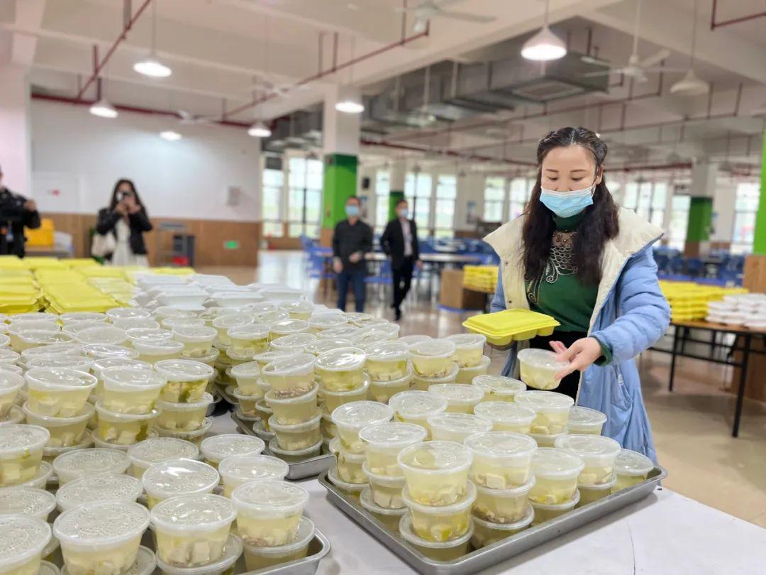 闽发铝业是一家大型的铝业公司，主要涉及铝产品的生产和销售。该公司的主要产品包括各种规格的工业铝型材、铝板、铝带等，广泛应用于建筑、交通、电子、包装等多个领域。