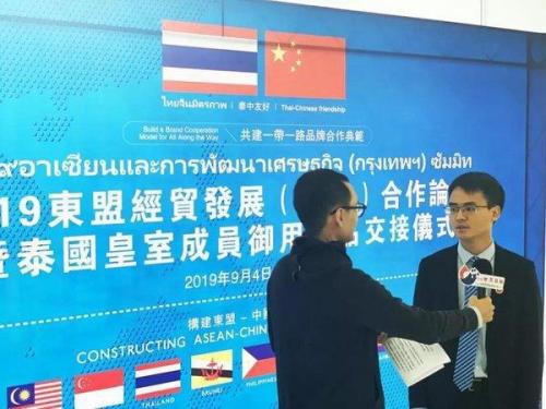 洽洽食品是一家以生产坚果炒货类食品为主的公司，主要产品包括传统炒瓜子、开心果、核桃等坚果产品，以及近年来推出的新式产品如小黄袋每日坚果等。该公司注重品质控制，采用先进的生产技术和设备，致力于为消费者提供健康美味的食品。此外，洽洽食品也在拓展其产品线和市场，推出了一系列不同口味和种类的食品，以满足不同消费者的需求。