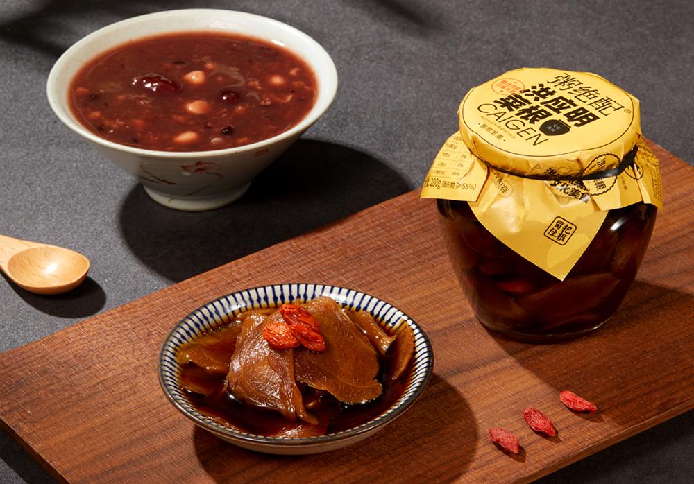 涪陵榨菜是重庆市涪陵区的特色农产品之一，也是中国榨菜的主要产地之一。涪陵榨菜种植历史悠久，品种繁多，以其独特的口感和鲜美味道而著称。榨菜是一种加工类的蔬菜食品，以脆嫩爽口、味道鲜美、营养丰富等特点而广受消费者喜爱。涪陵榨菜种植区域的气候条件优越，土地肥沃，加上传统的种植技术和加工工艺，使得涪陵榨菜在市场上备受青睐。此外，涪陵榨菜产业也在不断发展壮大，通过引进新技术、开发新品种、加强品牌建设等措施，提高了产品的质量和附加值，带动了当地经济的发展。