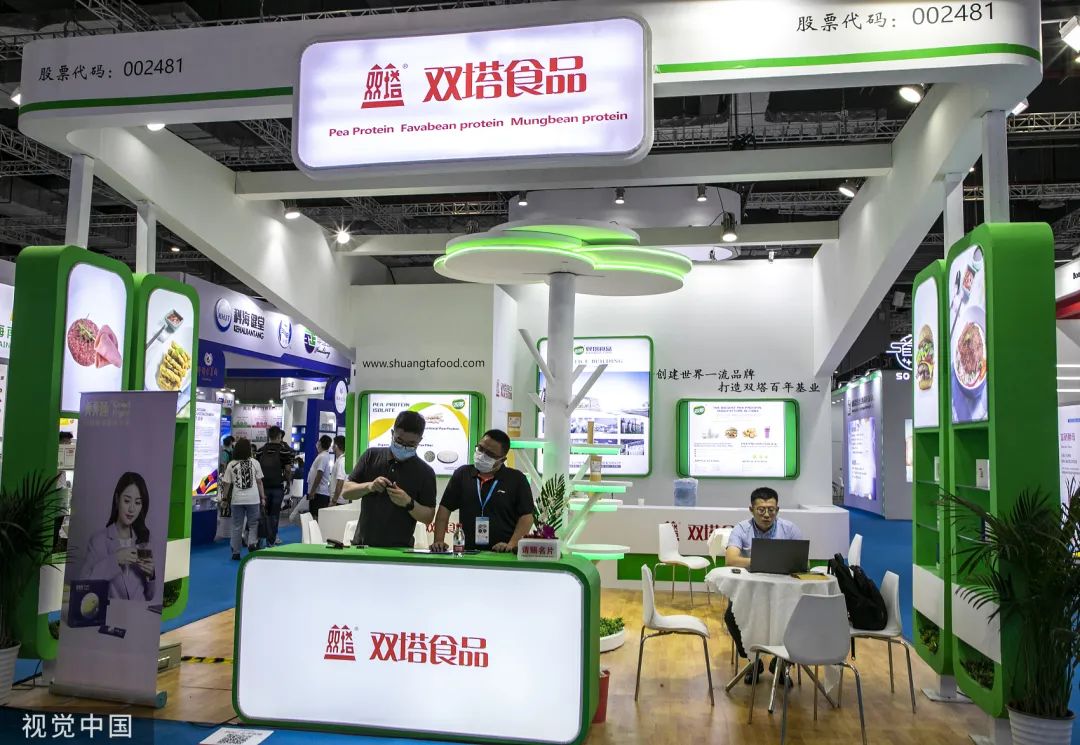 双塔食品是一家主要从事蔬菜制品、豆制品和粮油制品的研发、生产、销售的公司。主要产品包括鲜湿面制品、挂面等。该公司拥有多个生产基地，并在全国设立了多个销售分公司和营销中心，拥有完善的销售网络和物流配送体系。此外，双塔食品还涉足食用菌栽培和加工领域，致力于成为食用菌栽培和加工领域的领先企业。