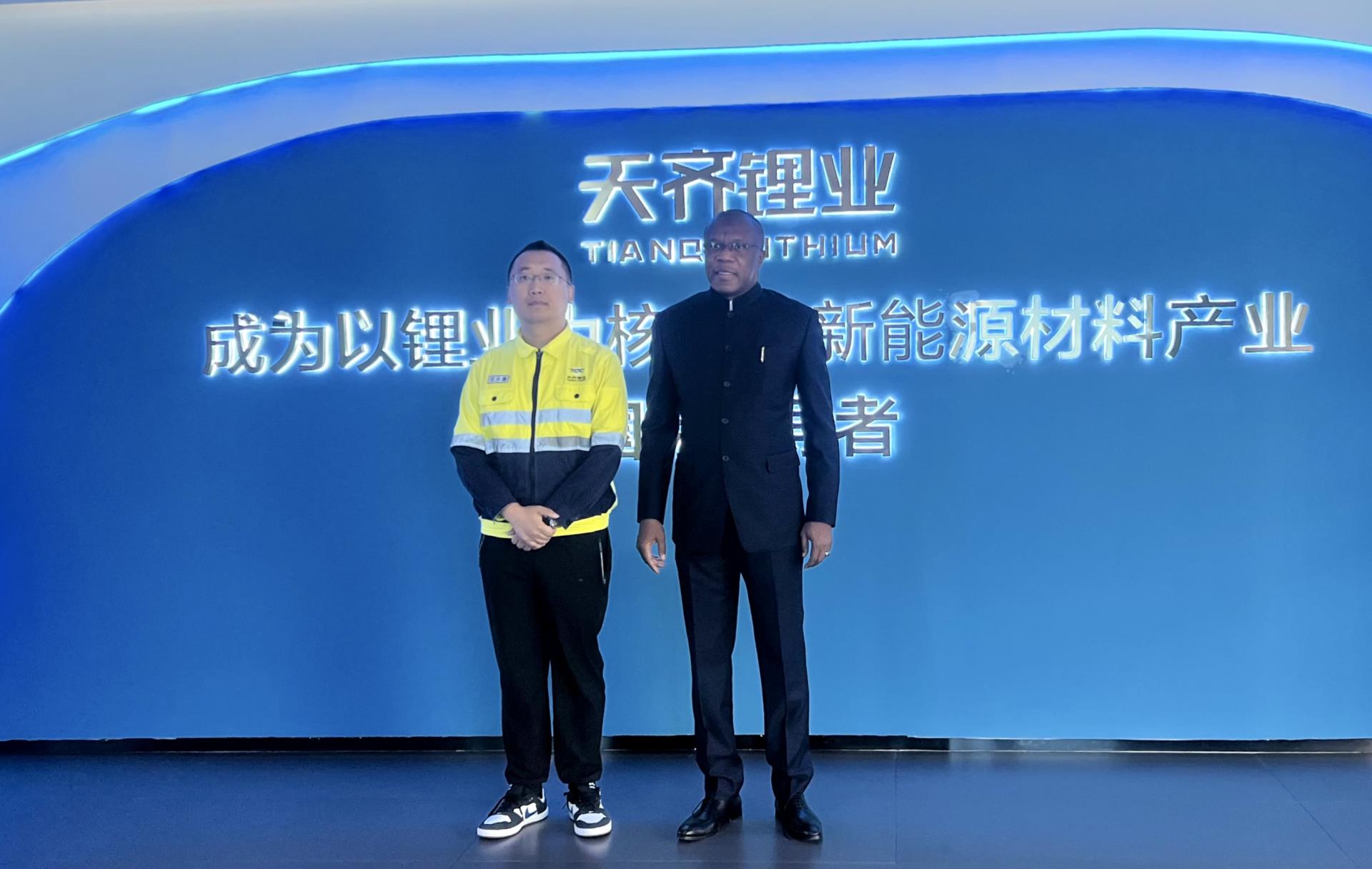 天齐锂业是中国最大的锂化合物生产商之一，其业务涵盖了锂矿开采、锂化合物加工以及销售等多个领域。该公司致力于为客户提供高品质的锂产品，并为全球范围内的电动汽车和电池制造行业提供重要的支持。以下是关于天齐锂业的一些详细信息