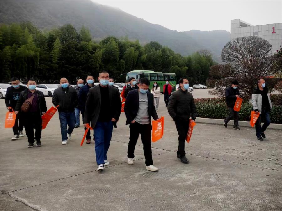 章源钨业是一家专注于钨产业链的上市公司，其主要业务涵盖了钨的采矿、冶炼、加工和销售等环节。该公司拥有丰富的钨矿资源储备，并在国内外市场上拥有较高的知名度和影响力。