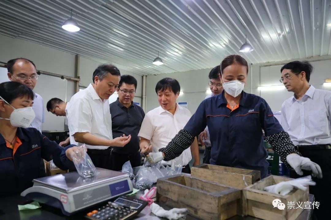 章源钨业是一家专注于钨产业链的上市公司，其主要业务涵盖了钨的采矿、冶炼、加工和销售等环节。该公司拥有丰富的钨矿资源储备，并在国内外市场上拥有较高的知名度和影响力。