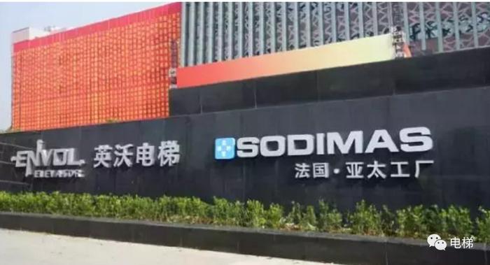 康力电梯是一家从事电梯研发、制造和销售的公司，总部位于江苏苏州。以下是关于康力电梯的一些详细信息