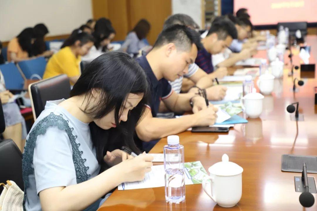 南山控股是一家综合性企业控股公司，涉及多个业务领域，包括供应链管理、房地产开发和金融服务等。该公司致力于为客户提供全方位的解决方案和服务，以满足其不断变化的需求。