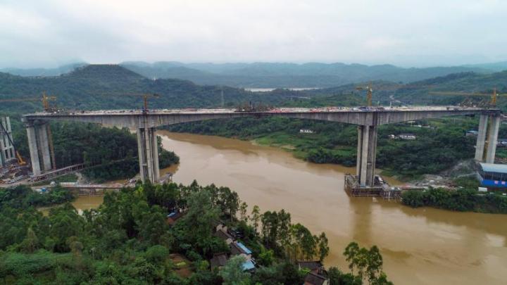 北新路桥是一家在公路、市政基础设施等领域提供咨询、投资、建设、管理等综合服务的公司。它拥有丰富的施工经验和较强的施工能力，并在国内外承接了许多大型工程项目。此外，该公司还积极参与国家基础设施建设，致力于为客户提供优质的服务和产品。