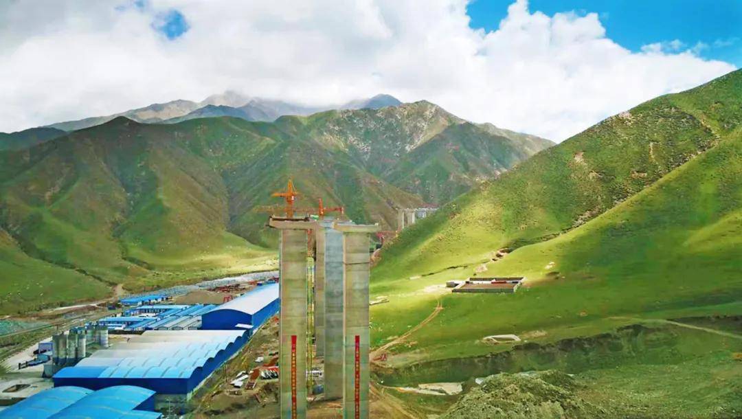 西部建设一般指中国西部地区的基础设施建设。这个建设是一个长期且复杂的任务，涉及许多方面，包括交通、能源、通信、水利、城市基础设施等。以下是关于西部建设的一些关键方面
