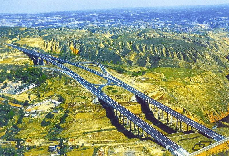 西部建设一般指中国西部地区的基础设施建设。这个建设是一个长期且复杂的任务，涉及许多方面，包括交通、能源、通信、水利、城市基础设施等。以下是关于西部建设的一些关键方面