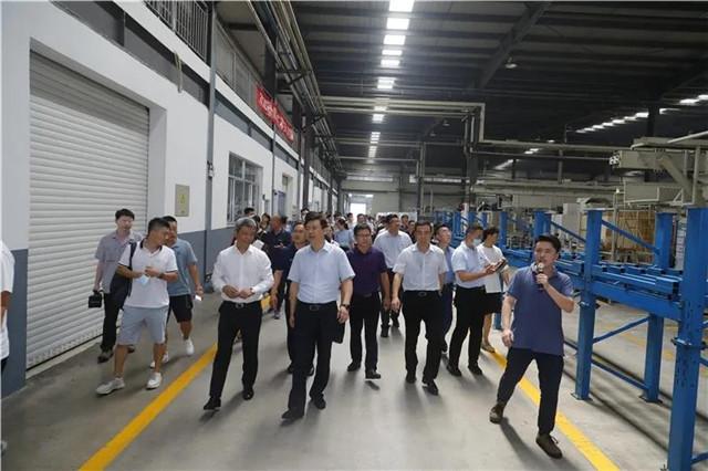 天润工业技术股份有限公司是一家在机械制造业领域拥有深厚积淀的公司。该公司主要从事汽车用精密铸件的生产和销售，主要产品包括汽车发动机缸体、缸盖等关键零部件。此外，天润工业还涉足其他领域，如新能源、新材料等。该公司致力于为客户提供高质量的产品和服务，并不断提升技术水平和创新能力。