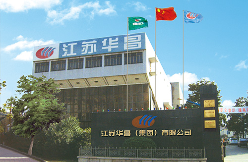 华昌化工是一家主要从事以硫基化工为主业的公司，总部位于江苏省常州市。其主要产品包括硫酸、铁酸锌等无机化工产品和硫酸二甲酯等有机化工产品。此外，该公司还致力于新能源锂电池电解液添加剂的研发和生产，并拥有独立的进出口经营权。此外，华昌化工还涉足其他领域，如精细化工产品的研发、生产与销售等。