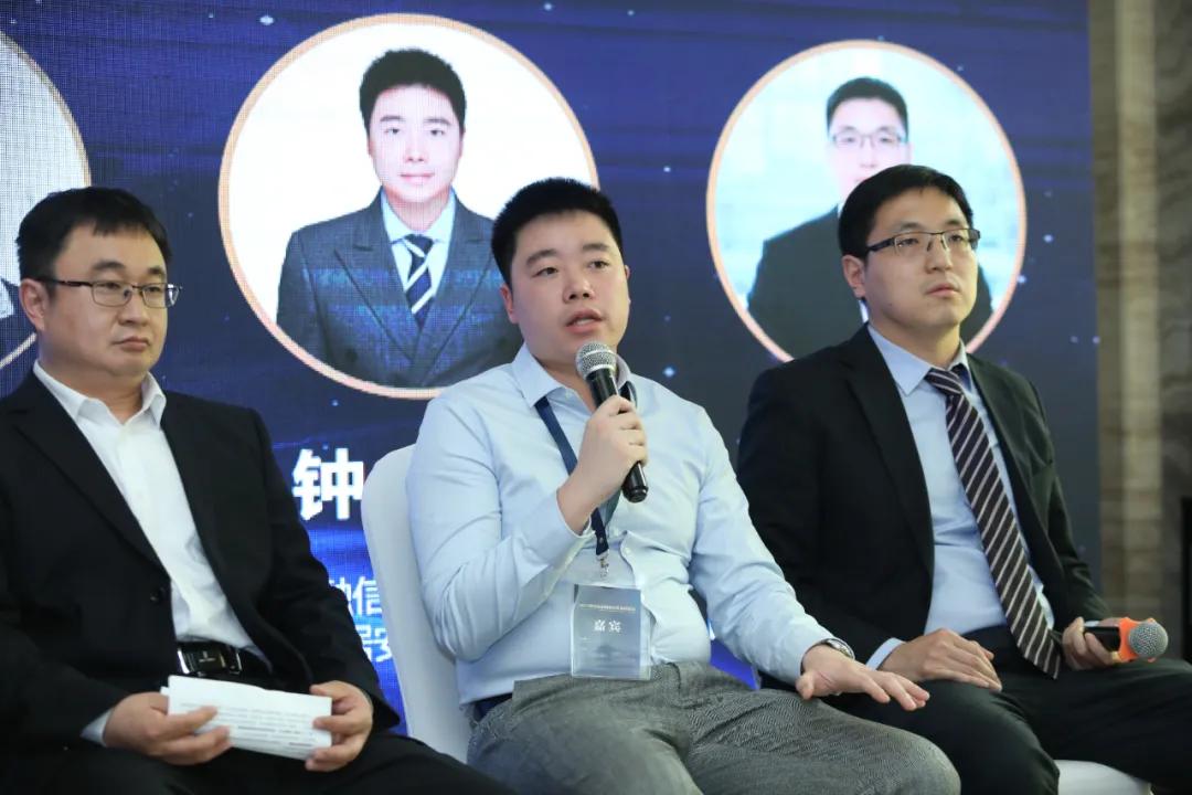 天融信是中国的一家网络安全公司，全称为天融信网络安全技术有限公司。它提供多种网络安全产品和服务，包括但不限于防火墙、入侵检测系统、安全管理系统等。此外，天融信还致力于云计算安全、大数据安全、工业网络安全等领域的研究和开发。作为一家国内领先的网络安全企业，天融信拥有强大的技术实力和丰富的行业经验，为政府、金融、运营商等关键行业和领域提供全面的网络安全解决方案。