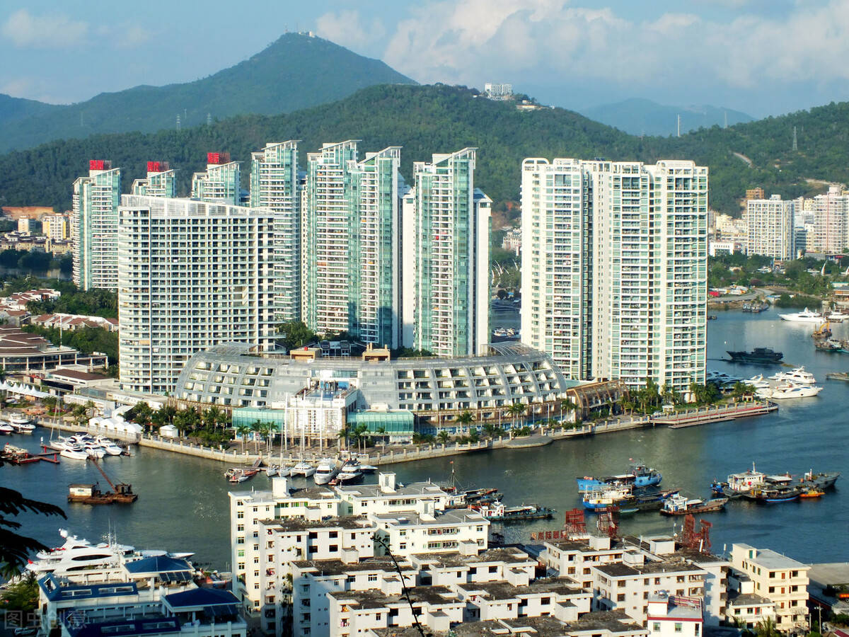 海南，热带海岛旅游与高新产业的蓬勃发展